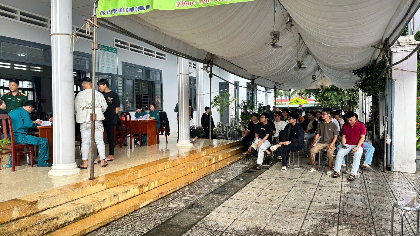 A group of people sitting under a white tent

AI-generated content may be incorrect.