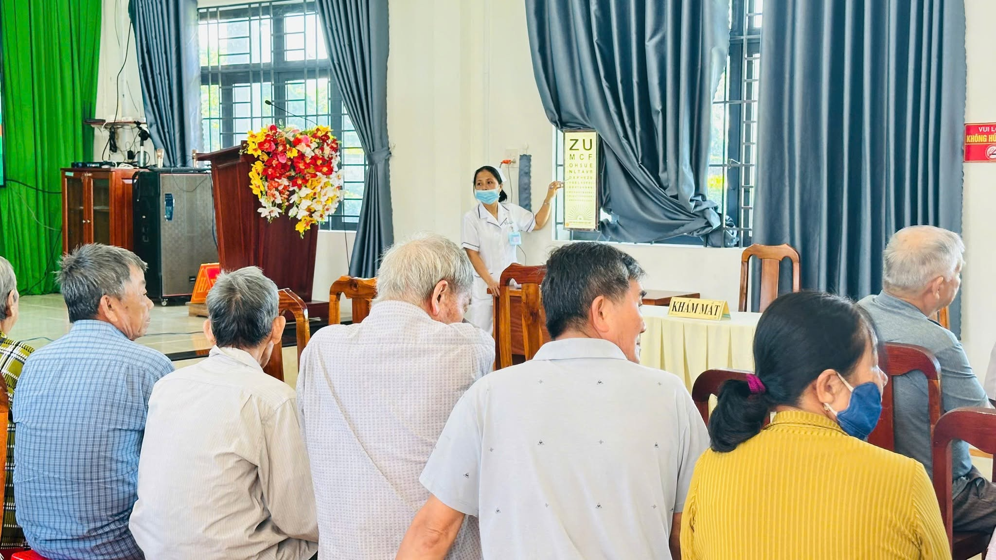 Có thể là hình ảnh về một hoặc nhiều người